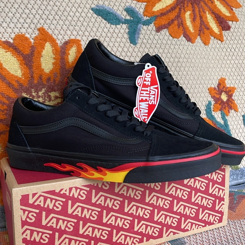 Vans Men’s Old Skool
(Flame Wall) Black/Black
VN0A38G1Q8Q
Sneakers - Picture 12 of 16